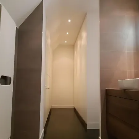 House, Free Parking, Wifi And 5 Min To Beach.